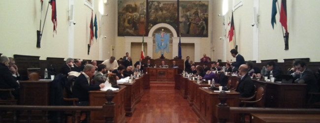 Andria – Il Consiglio Comunale approva stele ricordo, giornata raccolta sangue e sicurezza sulla tratta ferroviaria