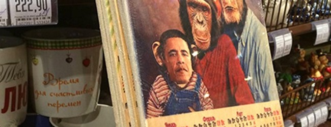 Russia: esposto nei supermercati calendario di una scimmia con il volto di Obama.