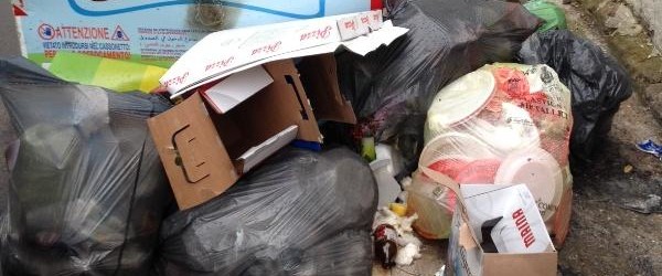 Andria – Quartiere Europa, tornano i rifiuti per strada