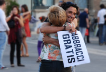 Andria – Abbracci gratis: i volontari CRI promuovono la cultura della pace