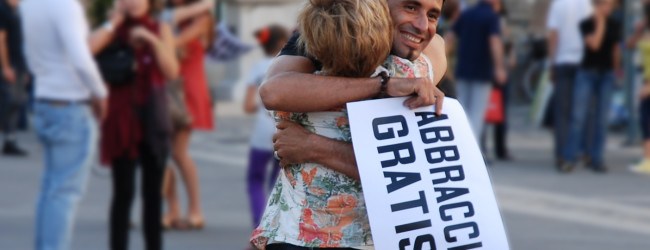 Andria – Abbracci gratis: i volontari CRI promuovono la cultura della pace