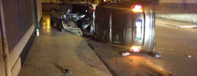 Andria – Incidente in Via Lissa, auto ribaltata: due ventenni feriti