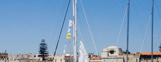 Trani – Approdata la barca a vela dell’Ail. Presentato alla Lega Navale il progetto “Itaca Day”