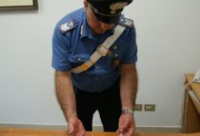 Putignano – Alla vista dei carabinieri getta un pacchetto di sigarette contenente droga. Arrestato