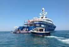 Trani – Un mega yacht attracca nel porto