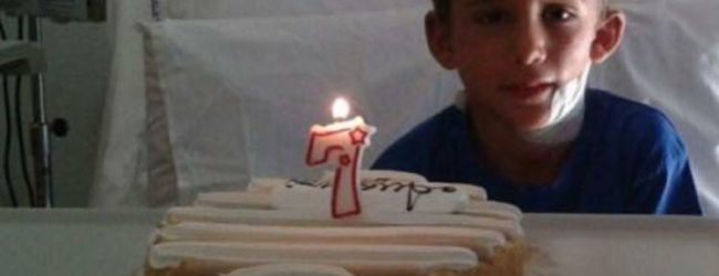 Incidente ferroviario, in ospedale Samule festeggia 7 anni con torta e candeline