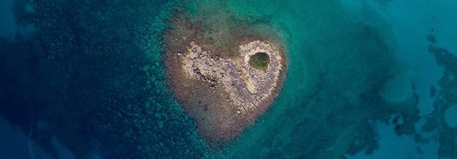 Isola a forma di cuore nel Salento: la scoperta del video-maker Roberto Leone