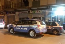 Andria – Pattuglie e unità cinofila sotto un condominio in Viale Venezia Giulia – FOTO