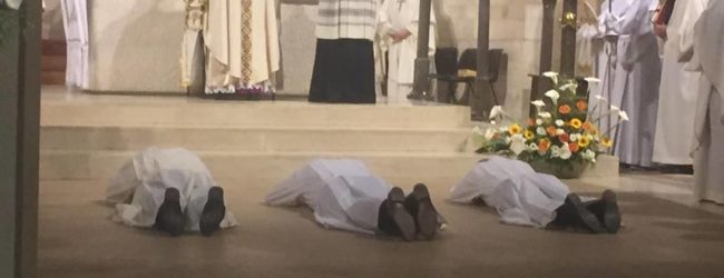 VIDEO. Trani – L’Arcivescovo mons. Pichierri ha ordinato tre diaconi permanenti