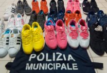 Trani – Operazione anti contraffazione nell’area mercatale: sequestrati 100 paia di scarpe
