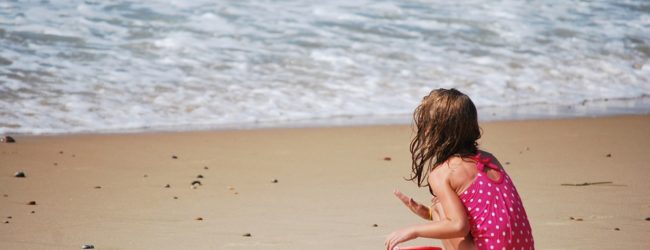 Bambini in spiaggia: tutti gli accorgimenti per proteggerli dal sole