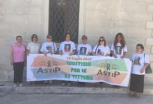 Trani – Scontro treni tra Andria e Corato: sit-in dei familiari davanti al Tribunale