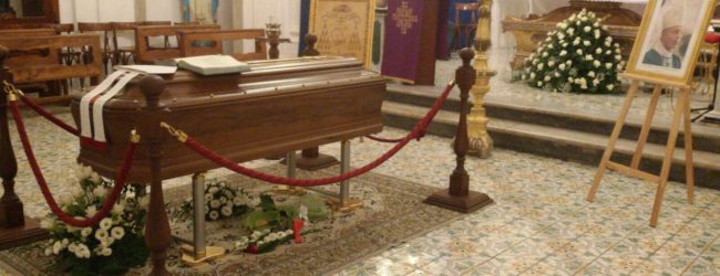 Trani – Oggi in Cattedrale l’addio al vescovo mons. Pichierri
