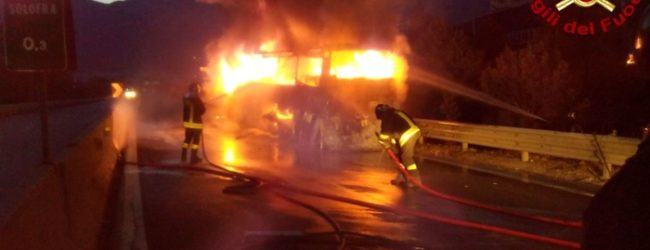 Bus prende fuoco in Irpinia, tutti salvi i componenti della banda musicale di Gioia del Colle