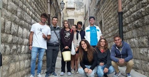 Trani – Gli studenti democratici tornano a far splendere vico “Cesare Battisti”
