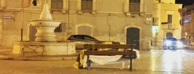 Andria – Dorme su una panchina in piazza al freddo: la storia di Mohamed Nawar