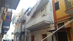 MARGHERITA – Cede ringhiera del balcone, 70enne precipita dal 2° piano di una palazzina