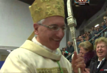 Trani – Il Vescovo mons. D’Ascenzo in visita al Tribunale. Gli auguri di Pasqua