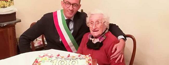 Trani – Nonna Rosa compie 100 anni. Gli auguri del sindaco Bottaro