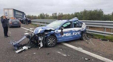 Trani-Molfetta: tir tampona auto polizia su A14, due feriti