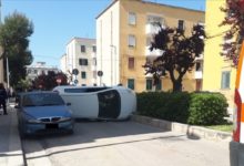 Andria – Incidente in via Buonarroti: auto si ribalta. Sul posto 118 e Polizia Locale. FOTO