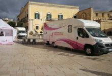 Andria – Carovana della prevenzione in Piazza Catuma, ma le visite avvengono solo previa “iscrizione”: divampa la polemica sui social