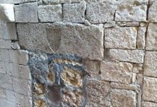 Trani – Chiesa di Ognissanti: lo stemma dei Templari mortificato dal cemento