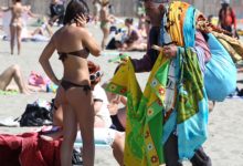 Multe fino a 7000 euro a chi compra dagli ambulanti in spiaggia: il provvedimento ministeriale “Spiagge sicure”