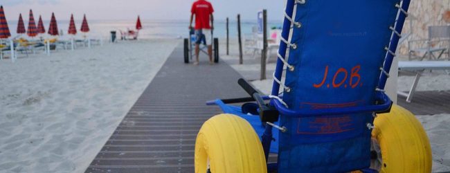 Barletta – Diversamente abili in spiaggia: domani tre “sedie Job” donate dall’Amministrazione comunale