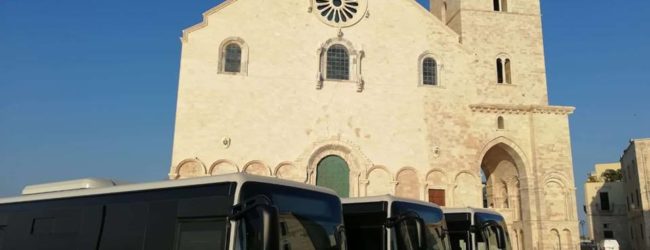Trani – Il sindaco Bottaro presenta, sotto la Cattedrale, 33 nuovi bus della Stp. VIDEO