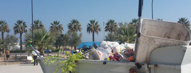 Barletta – Panchine danneggiate e rifiuti nel parco “Pietro Mennea”, sopralluogo del sindaco e dell’assessore Ricatti