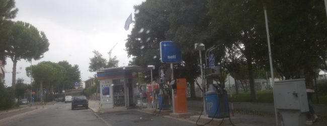 Barletta – Un benzinaio non inserisce il self service: 80 persone fanno il pieno gratis