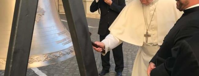 Trani – Nuova chiesa San Magno: papa Francesco benedice le campane. Le FOTO