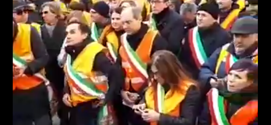 Bari – La protesta di 3 mila Gilet Arancioni con i trattori. VIDEO