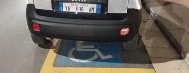 Andria – Auto dei vigili parcheggiata sullo stallo per disabili. La foto diviene virale sul web