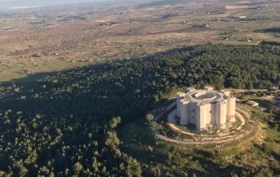 Sorvolare il Castel del Monte in mongolfiera: le straordinarie immagini del maniero visto dall’alto