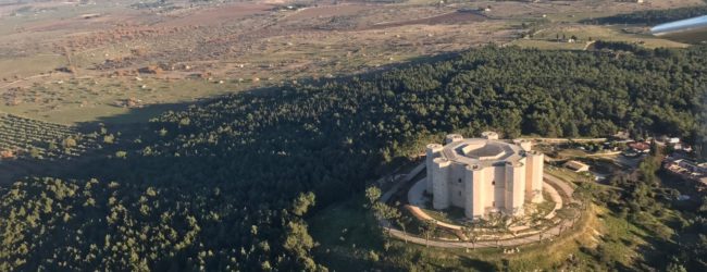 Sorvolare il Castel del Monte in mongolfiera: le straordinarie immagini del maniero visto dall’alto