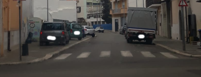 Andria – Via Camaggio: rischio cedimento sede stradale, ma auto e camion transitano ugualmente