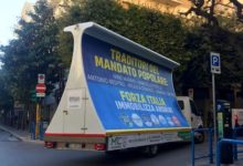 Andria – Cade l’Amministrazione Giorgino: in città cartelloni con i nomi dei traditori. FOTO