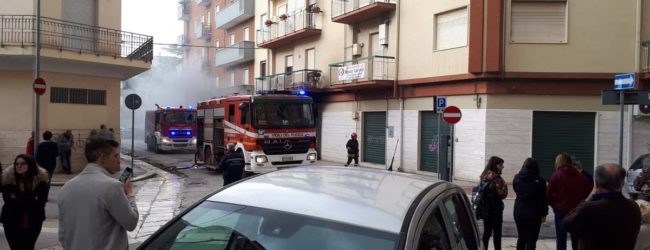 Andria – Incendio in un garage: in fiamme un’autovettura. Le FOTO
