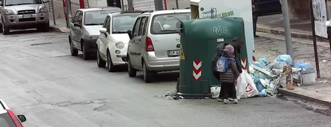 Barletta – Genitori con bambini al seguito abbandonano rifiuti per strada. FOTO