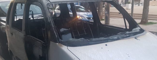 Barletta – Auto distrutta dalle fiamme in centro città nel cuore della notte