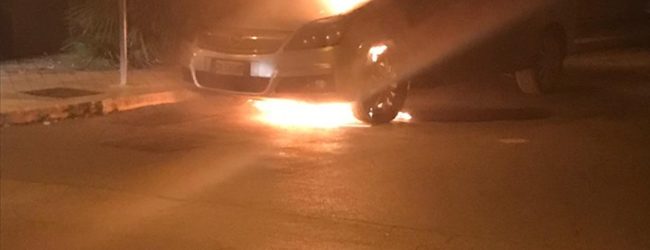 Corato – Giornalista vittima di atto intimidatorio: auto incendiata sotto casa. FOTO e VIDEO