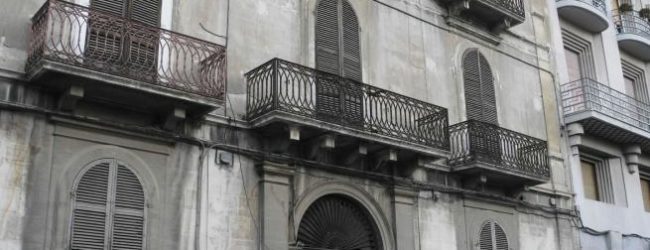 Barletta – Una catena umana per Palazzo Tresca