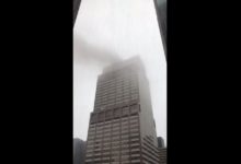 New York – Elicottero si schianta contro un grattacielo