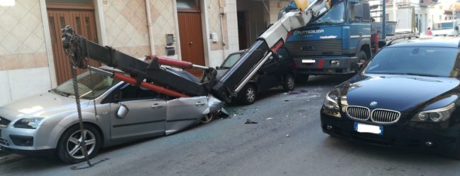 Andria – Si spezza il braccio di un’autogrù e colpisce due auto parcheggiate. FOTO