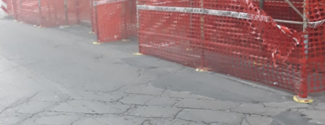 Andria – Perché quell’impalcatura senza passaggio pedonale? In via Jannuzzi il rischio è dietro l’angolo. FOTO