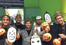 Calcio – Halloween: giocatori del Bari calcio mascherati da bimbi ospedale