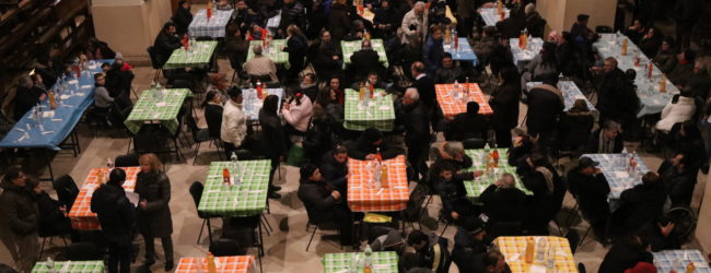 Una grande tavola per 4000 persone bisognose: la cena speciale offerta da Despar Centro-Sud