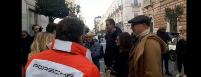 Trani in porsche: corso Vittorio Emanuele indossa l’abito della festa. VIDEO e FOTO
